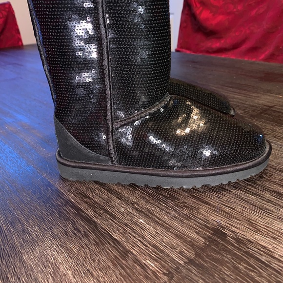 UGG CLASSIC SHORT SEQUIN BOOT - Picture 5 of 5